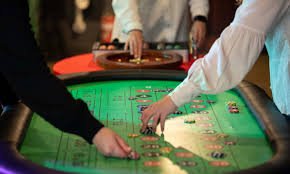Aplikasi wyn4d menampilkan berbagai meja live casino dengan dealer profesional Daftar permainan live casino di aplikasi wyn4d termasuk blackjack, roulette, baccarat